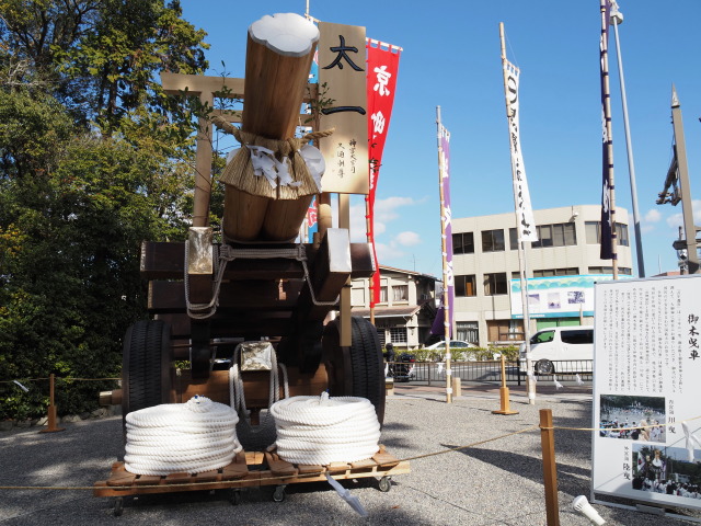 外宮表参道口に展示されたお木曳車(奉曳車)