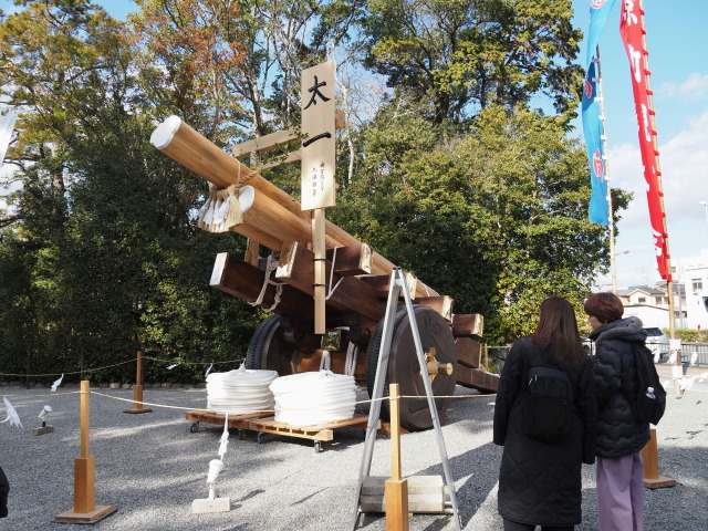 外宮表参道口に展示されたお木曳車(奉曳車)
