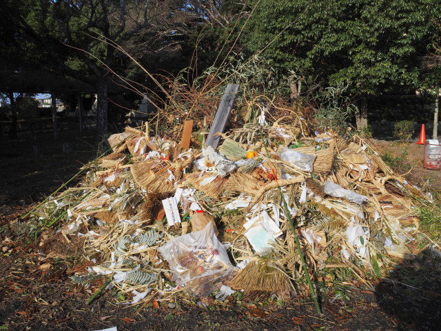 しめ縄や神札の山（御薗神社）
