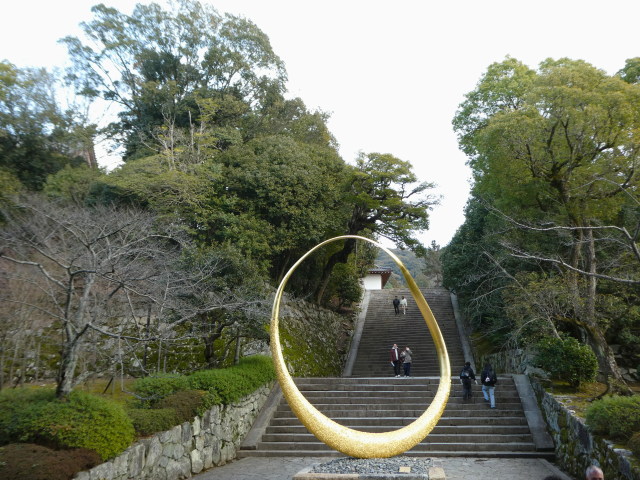 大阪・関西万博アイルランド館 彫刻「Magnus RINN」の展示（知恩院三門前）