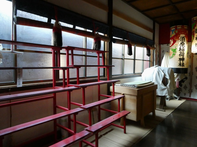 拝殿の隅に・・・(須原稲荷神社)