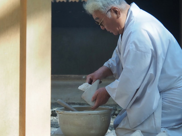 御塩殿での御塩焼固（御塩殿神社）