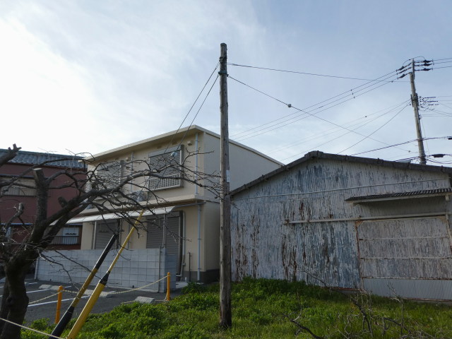 電柱番号板［向河崎幹14SP-1］が付いた木製電柱（伊勢市神久）