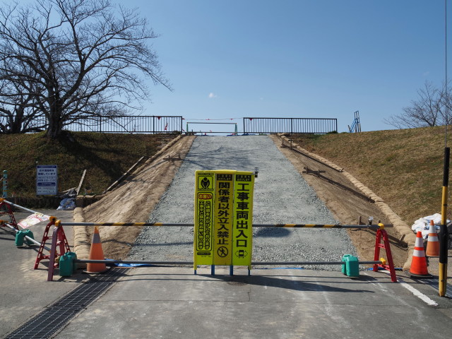 階段に土が盛られたドンデン場