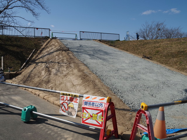 階段に土が盛られたドンデン場