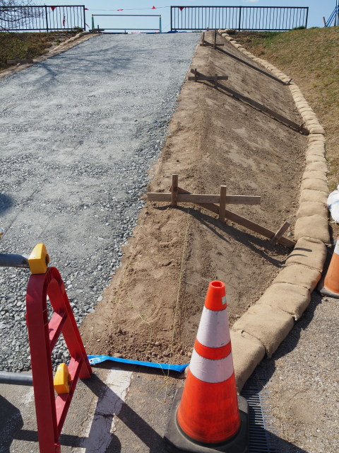 階段に土が盛られたドンデン場