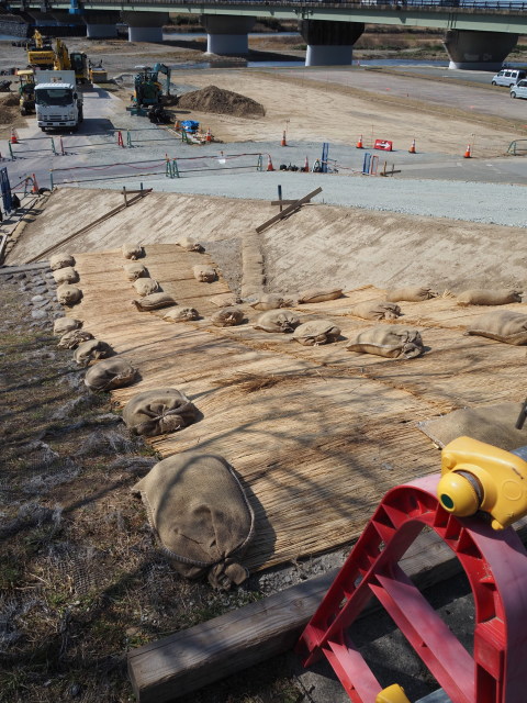 ドンデン場の階段に土を盛った工事の痕跡