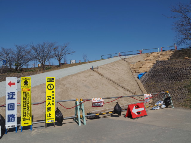ドンデン場の階段に土を盛った工事の痕跡