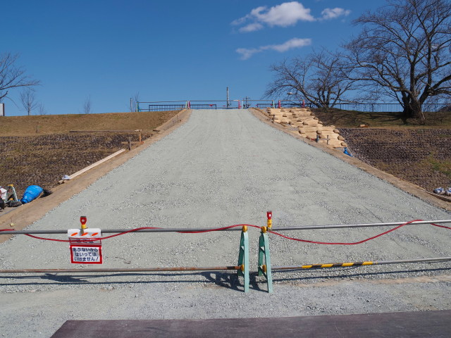 ドンデン場の階段に土を盛った工事の痕跡