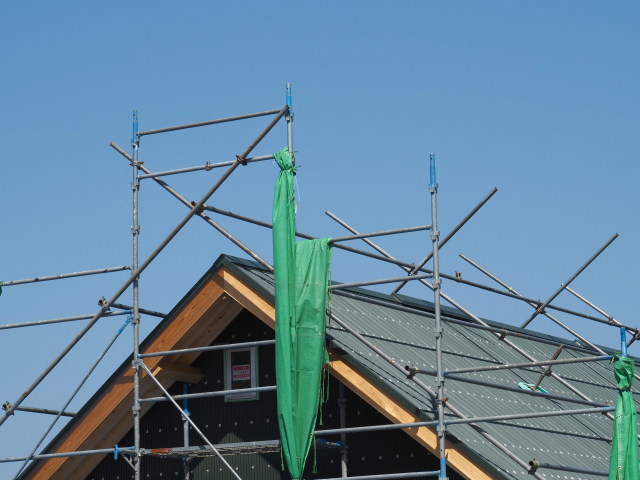 ぶらりで見かけた千木のような屋根足場（伊勢市二見町荘）